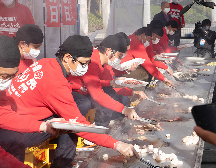 ギネス認定「世界一長い焼肉用鉄板」で焼肉を楽しんだ21年11月のイベント。普段は閑散のJR飯田駅前が大盛り上がりだった（マルマン提供）