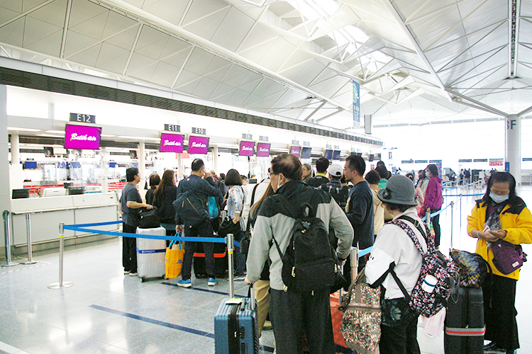 中部国際空港から帰国する東南アジア観光客