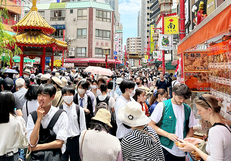 神戸の南京町はあふれる人でコロナ前以上のにぎわい