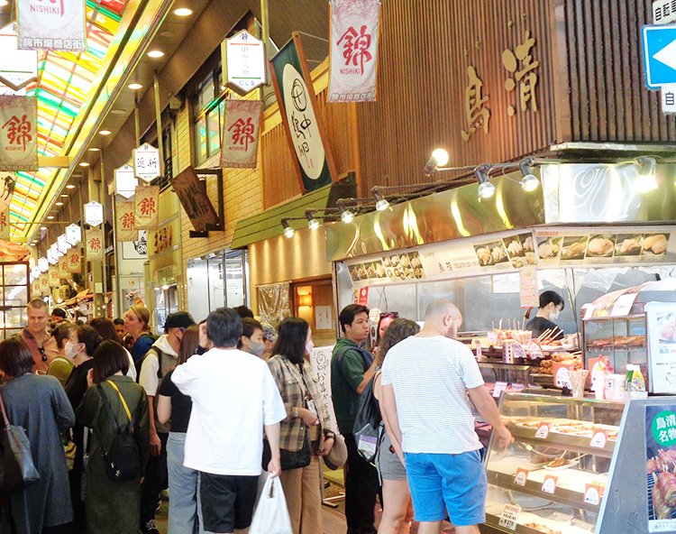 京都の錦市場も以前同様に訪日外国人の姿が目立つ