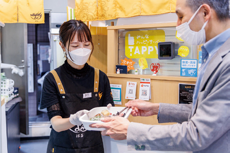 具材をスタッフに渡して、麺の種類と辛さのグレードを注文