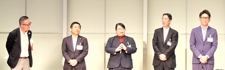 懇親会で臼田一朗代表幹事（左端）が各社の若手社長・新社長を紹介