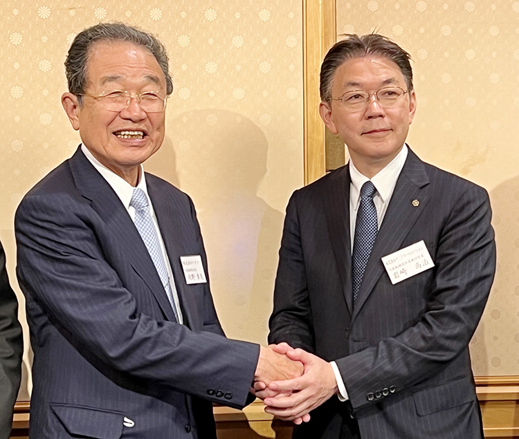 川野幸夫名誉会長（左）と岩崎高治会長