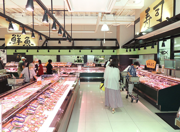 魚喜の百貨店時代からの人気の鮮魚専門売場、寿司も大人気だ