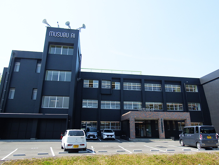 「MUSUBU　AI」は旧吉川小学校校舎をリノベーションした施設で、ソリューション開発・分析の拠点