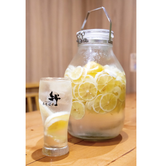 レモンをジンやハチミツなどに1ヵ月間漬け込んだ自家製レモンシロップで作るオリジナルのレモンサワーの数々は店内仕込みならではの味