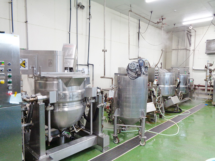 ヤマミ醸造第二工場の調味液加熱エリア、1つとして同じ商品はなく、ラインにしづらいためバッチ式の処理をしている
