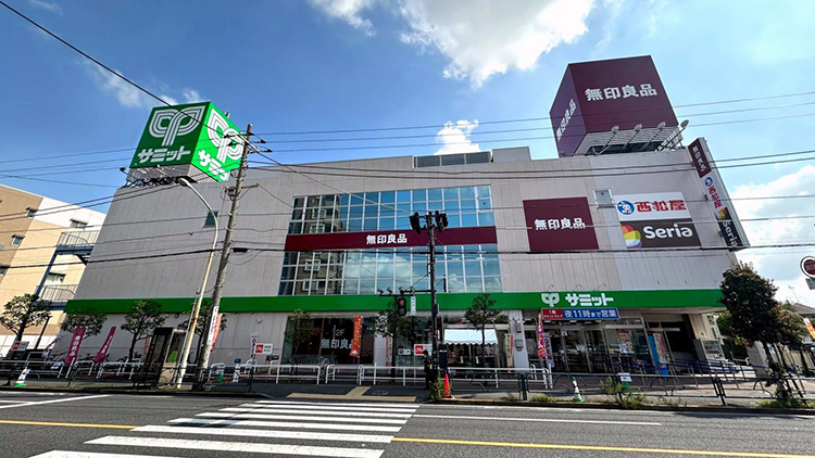6月に改装オープンのサミットストア高井戸東店（東京・杉並区）には無印良品、西松屋、セリアが入店し、集客力も高めた