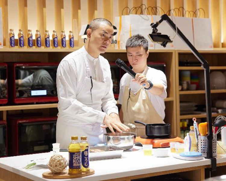 「ハナマルキッチン2023」でレクチャーするアンドレ・チャン氏（左）