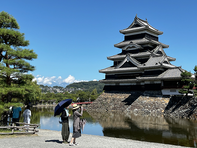 観光需要の回復で甲信エリアの各地はにぎわいが戻っている。長野県松本市の国宝・松本城も朝から訪日外国人を含む観光客が多く訪れていた（8月5日午前9時ごろ）