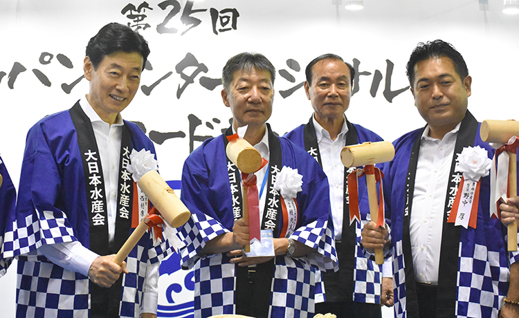 鏡開きを行う枝元真徹大日本水産会会長（左から2人目）ら