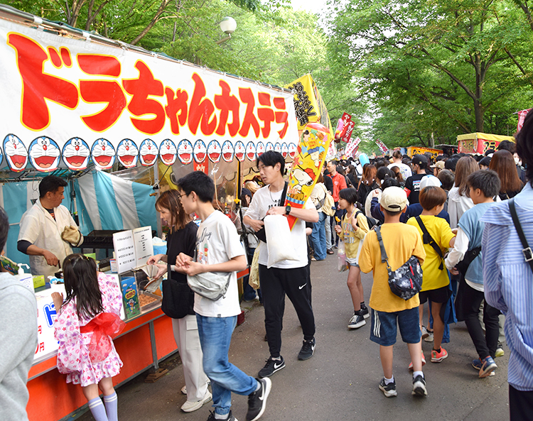 6月14～16日開催の「北海道神宮例祭　札幌まつり2023」で屋台が並んだ中島公園。移動も困難なほどの人だかりだった