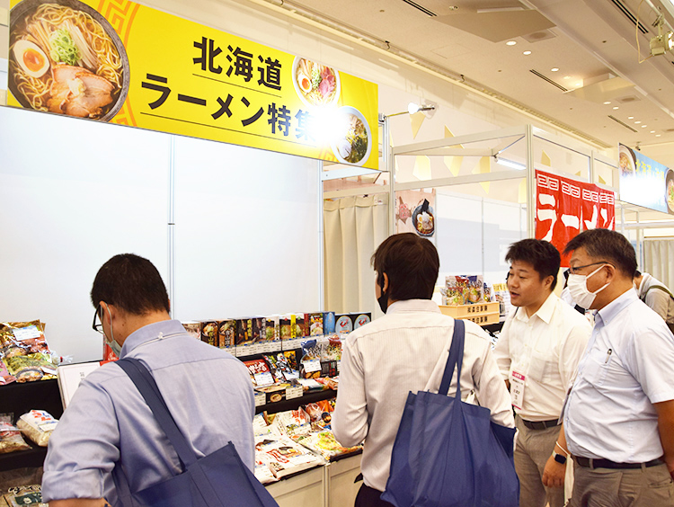 「北海道ラーメン特集」では人気ラーメン店関連商品を集めた
