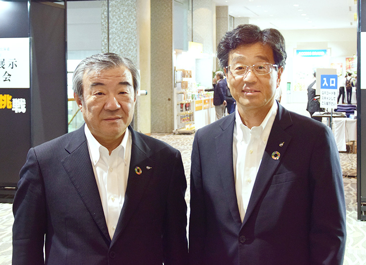 日本アクセス北海道の黒沢忠寿社長（左）と応援に駆け付けた日本アクセスの服部真也社長
