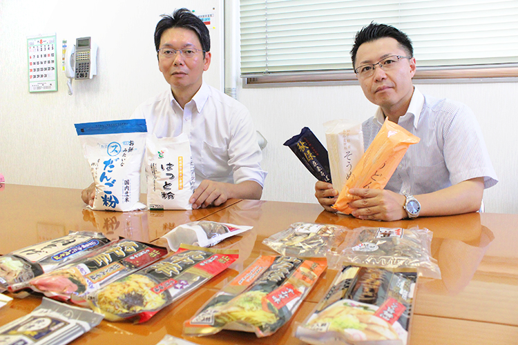 地場メーカー商品をアピールする近江貴之商品部長（左）と千坂晋瑛常務