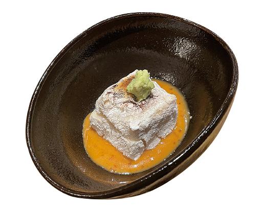 焼き胡麻豆腐　330円（税込み）　同店の代表取締役は姉妹店の「梯子」（東京・大手町）でこの味に感動し、お通しに採用。軽く焼き目を付けたもっちり食感が魅惑的