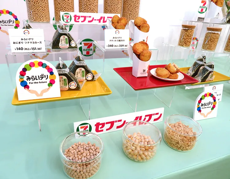 セブン－イレブン・ジャパンの環境配慮型商品「みらいデリ」で展開のおにぎりツナマヨネーズ（左）とナゲット