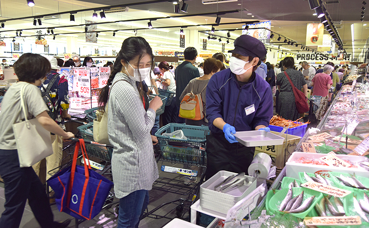 大阪屋ショップ江南店の売りは北陸の漁港から直送される海産物だ