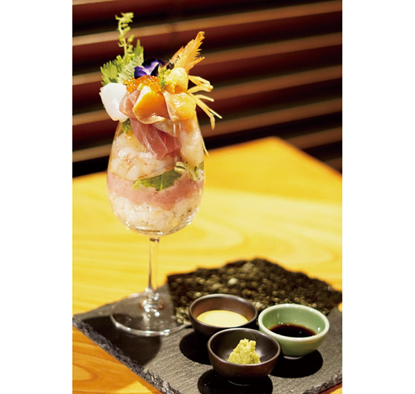 新メニューの寿司パフェは具材を別添えの海苔に移してセルフ手巻き。6種のタレで味変も楽しめる