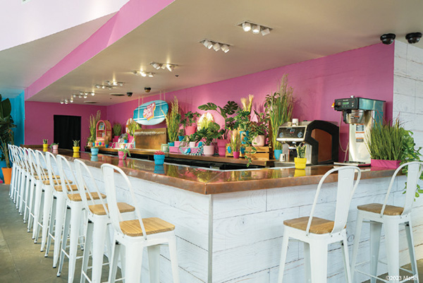 バー席は、1人客か2人客用。2人、3～4人、5～6人のテーブル席の人気が高く早く売り切れる／（C）Bucket Listers/Malibu Barbie Cafe