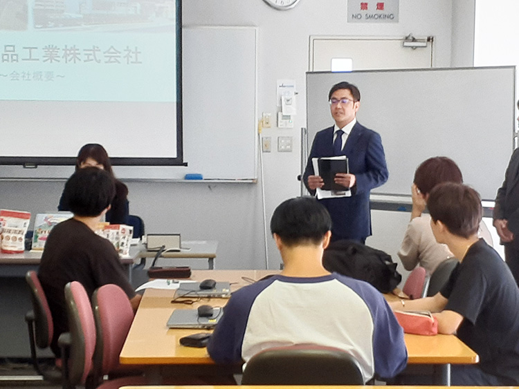 「ビジネス・ソリューション」の授業の教壇に立つ八田社長
