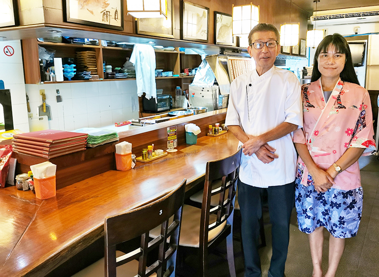 小料理みかみの店主、三上博樹さん（左）とタイ人の妻ワンさん＝タイ・バンコクで小堀晋一が9月12日写す