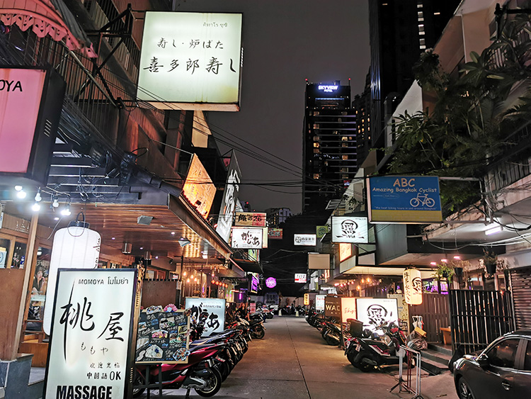 日系の飲食店などが集まるバンコクの繁華街も人手不足のあおりを受けている＝10月4日小堀写す