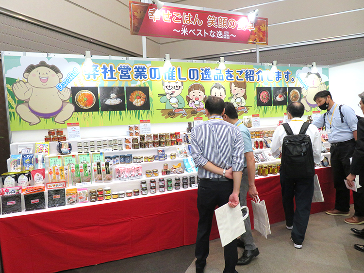 地域卸の大物は、9月に開催した秋季謝恩展示会のテーマコーナーで、「ご飯のおとも」にスポットを当てた商材を提案した