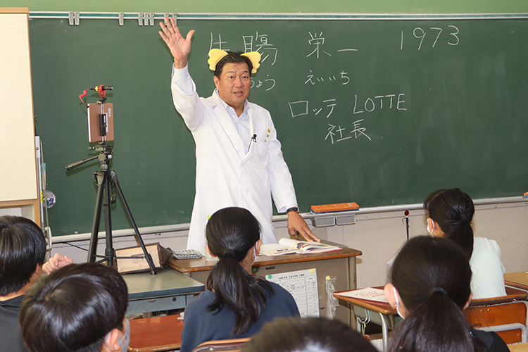 母校「横浜市立大道小学校」で授業を行う牛膓栄一社長