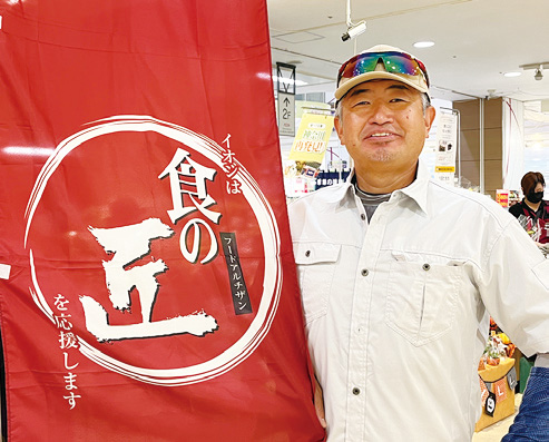 開成弥一芋研究会の辻会長。フードアルチザン（食の匠）の旗を掲げられるのは神奈川県では「開成弥一芋」だけ