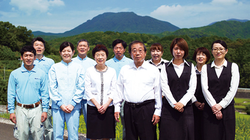 後列左から3番目が楠田喜隆常務取締役