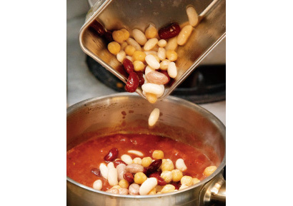 トマトピューレーづけ缶「ダイストマト（イタリア産）」（カゴメ）と各種スパイス、ベーコン、「地中海野菜グリルのミックス」（カゴメ）を煮込み、自然解凍した同品と合わせたら出来上がり