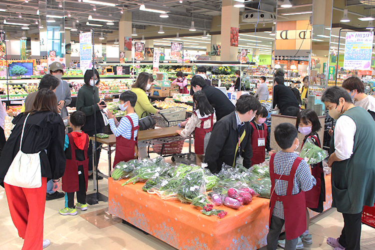楽しみながらスーパーマーケットの仕事を体験する子どもたち