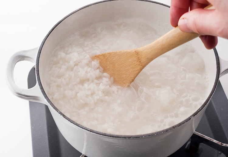 カルローズのゆで方は、沸騰した湯に1％の塩を入れ、かき混ぜながら15分