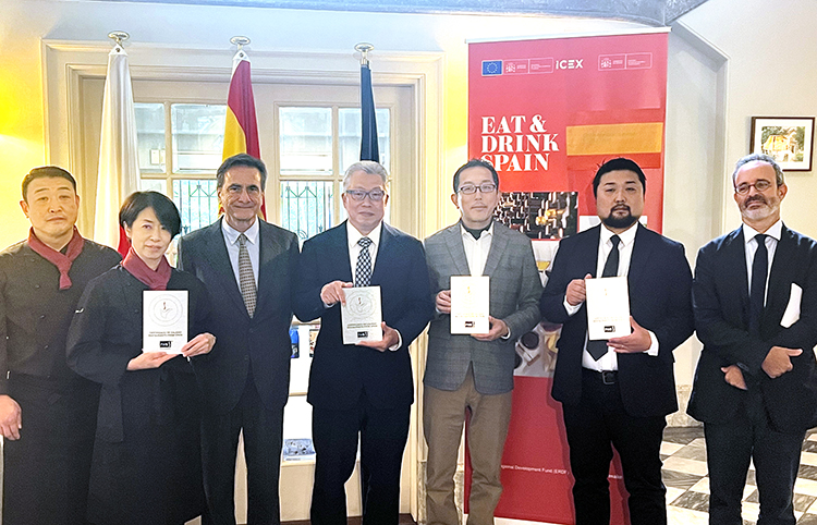 第2回レストラン認定式に参加したスペインレストラン代表者と、フィデル・センタゴルタ駐日スペイン大使（左から3人目）、フェルナンド・エルナンデス商務官長（右端）