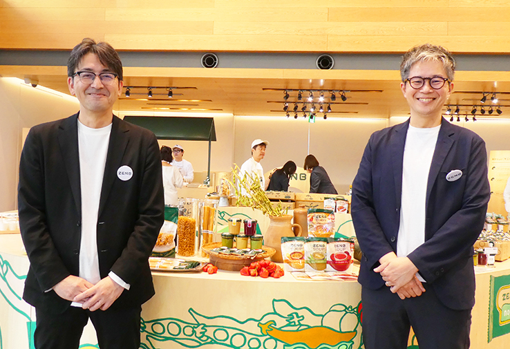アンテナショップ店頭に立つゼンブジャパンの濱名誠久社長（左）と佐藤武マーケティンググループリーダー