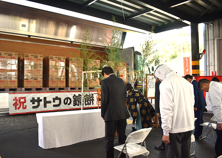 地域の食景色：「サトウの鏡餅出発式」　今年は秋晴れの下で開催