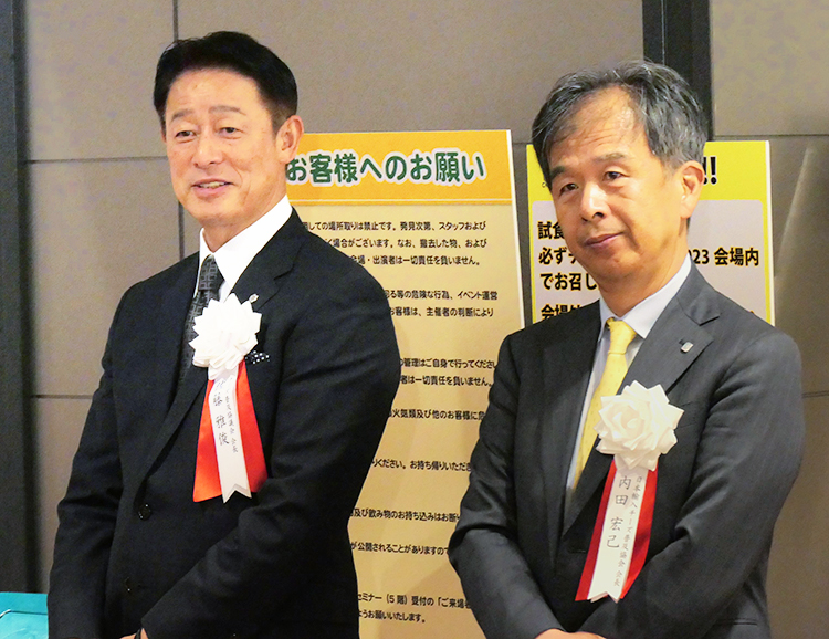 来場者を出迎える佐藤雅俊チーズ普及協議会会長（左）と内田宏己日本輸入チーズ普及協会会長