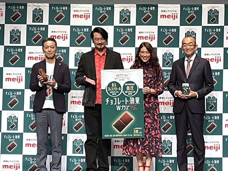 左から、萩原秀和本部長、小田井涼平、LiLiCo夫妻、西沢邦浩氏