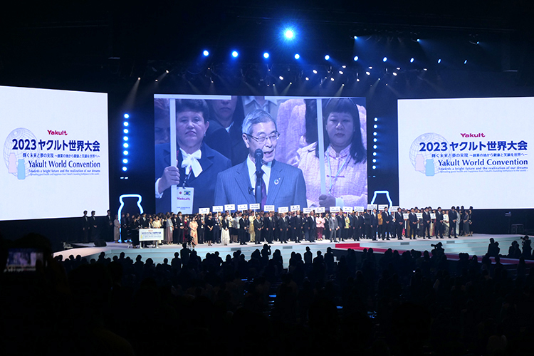 日本・世界で活躍するヤクルトレディを、成田裕社長（画面中央）らが感謝の意を込めて表彰