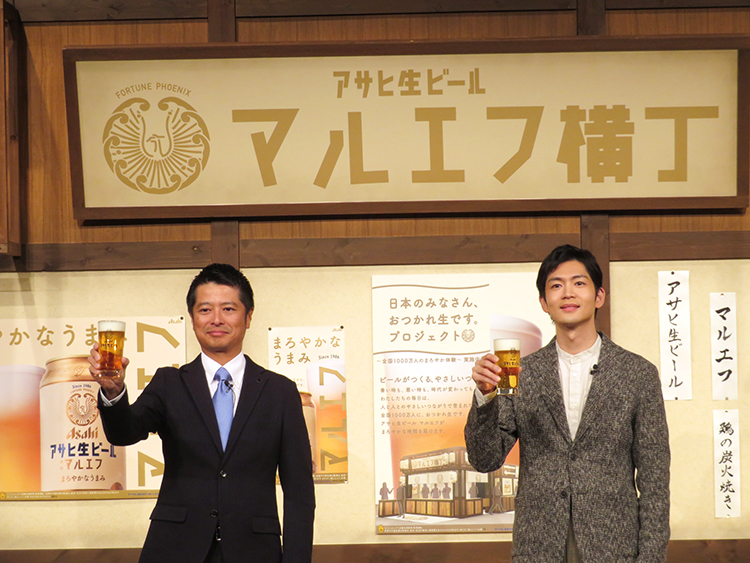 乾杯をする倉田剛士ビールマーケティング部部長（左）と松下洸平