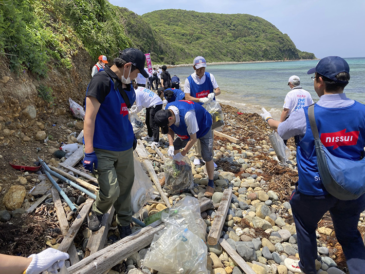 5月21日実施の海岸清掃に取り組む人々