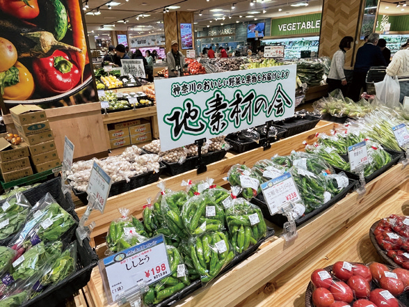神奈川県の新鮮な地場野菜が並ぶ「地素材の会」コーナー。平台で広々としているので道の駅でお買い物しているようだと好評です
