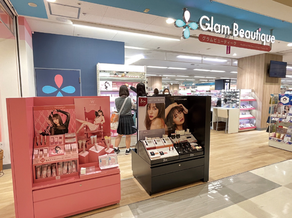 化粧品や薬の「Glam Beautique（グラムビューティーク）」。人気のコスメ「＆be」や「Wonjungyo（ウォンジョンヨ）」が新登場。実際に試してから買えるので安心