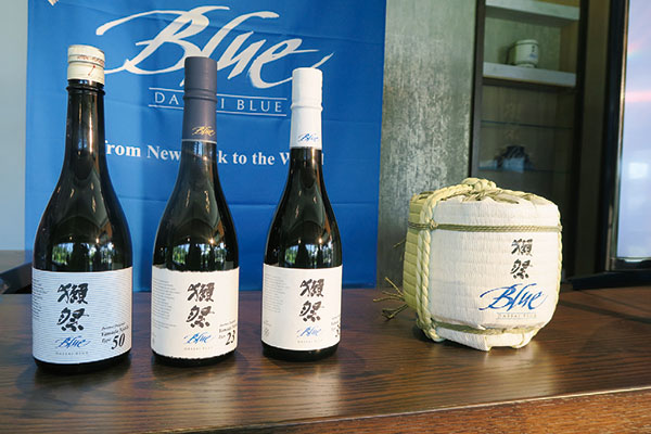 「Dassai Blue」の名は、「青は藍より出でて、藍より青し」が由来という。アメリカ最高峰の料理学校、CIAと提携し、日本酒のカリキュラム、認定プログラム、ワークショップ、特別イベント、試飲などを試みていく