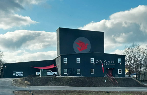 アーカンソー州ホットスプリングズにできた「オリガミ酒」の酒造施設。最初のテストバッチは22年10月に製造され、23年に販売を開始。アメリカ全土を視野に入れ、将来125万Lを生産する計画だ。origamisake.coから