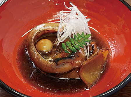 目玉おやじの煮つけ　770円（税込み）　魚屋直営ならではの地魚寿司や刺身、天ぷら、魚肴メニューなども用意
