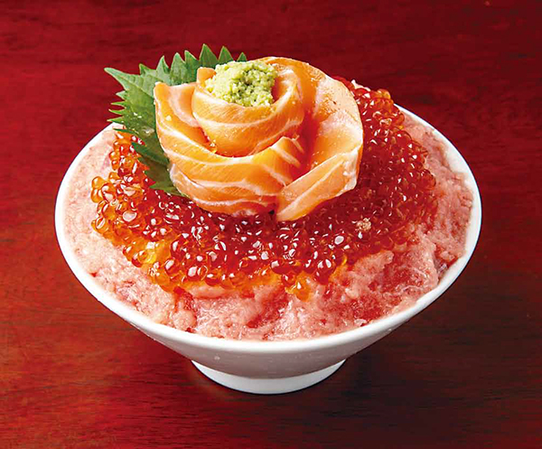 三色丼　3,000円（税込み）　マグロとサーモンの間にイクラを入れ、それぞれを際立たせる　サーモンを花びら風に　ピンク、赤、オレンジの華やかな色合い