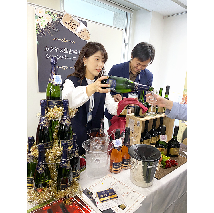 カクヤスが開いた「オーガニック＆自然派ワイン試飲会」。オリジナルブランドのシャンパーニュなどを紹介した