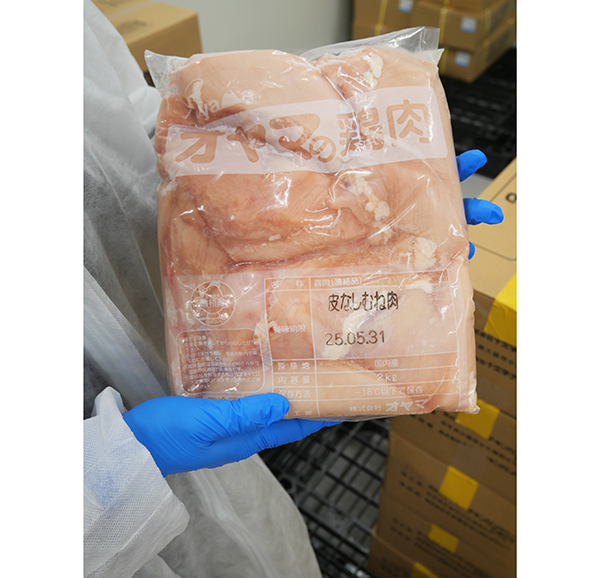 プロトンエンジニアリングの解凍機で解凍を待つ鶏むね肉